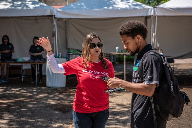 Santander volunteer helping EarthX visitor