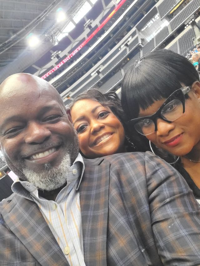 Emmitt Smith selfie with volunteers