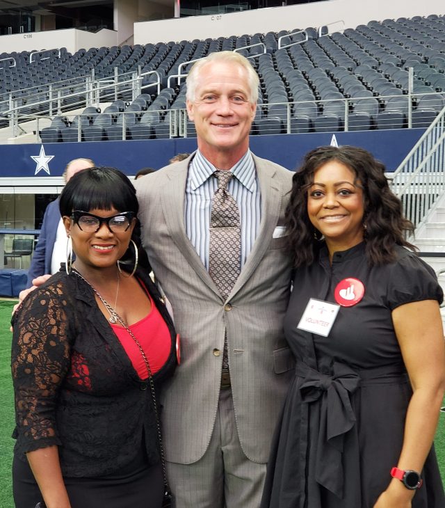 Daryl Johnston with volunteers