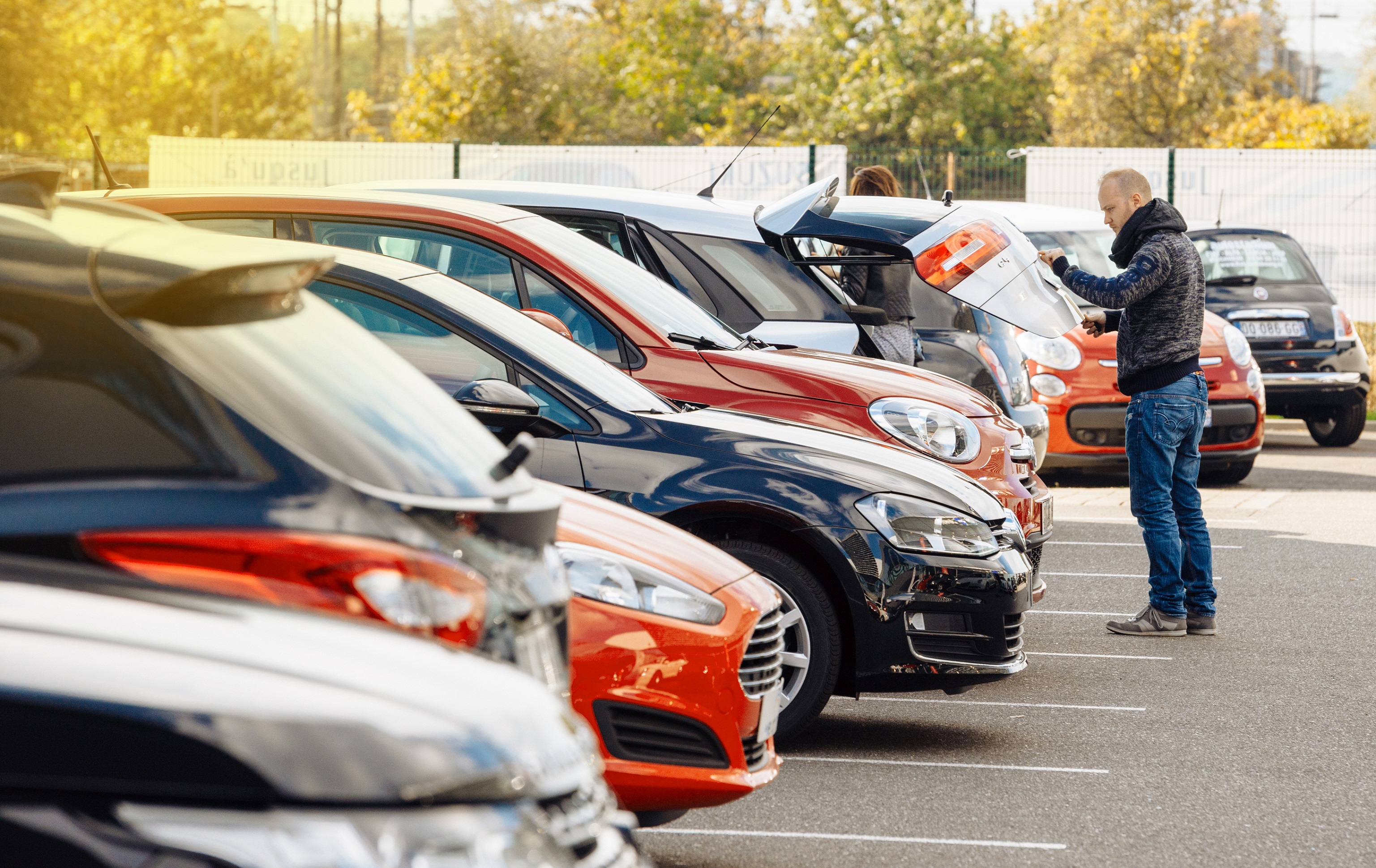 Можно ли продать автомобиль. Выбор автомобиля. Подорожание автомобилей. Человек выбирает автомобиль. Подобрать автомобиль.