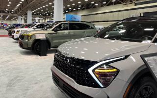 Ressourcen der automatischen Breite ergeben Hunderte von neuen Autos und Ladegerät Ressourcen der automatischen Breite ergeben Hunderte von neuen Autos und Ladegerät